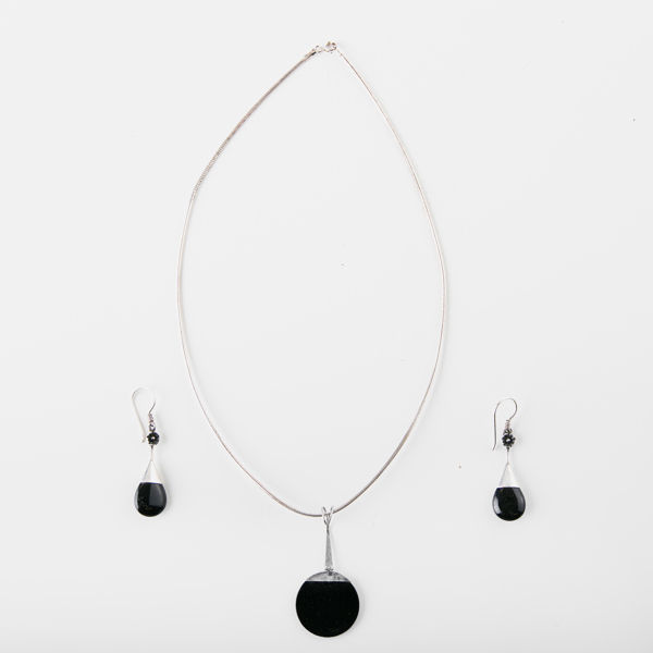 HALSBAND & ÖRHÄNGEN