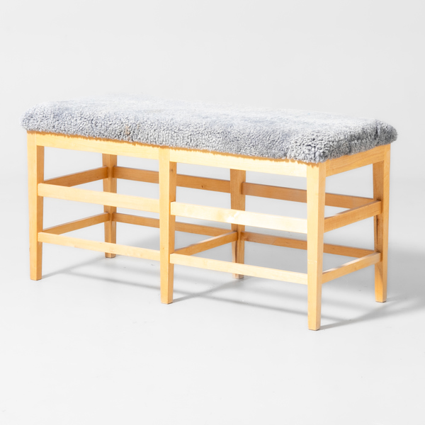 BÄNK KLÄDD I FÅRSKINN