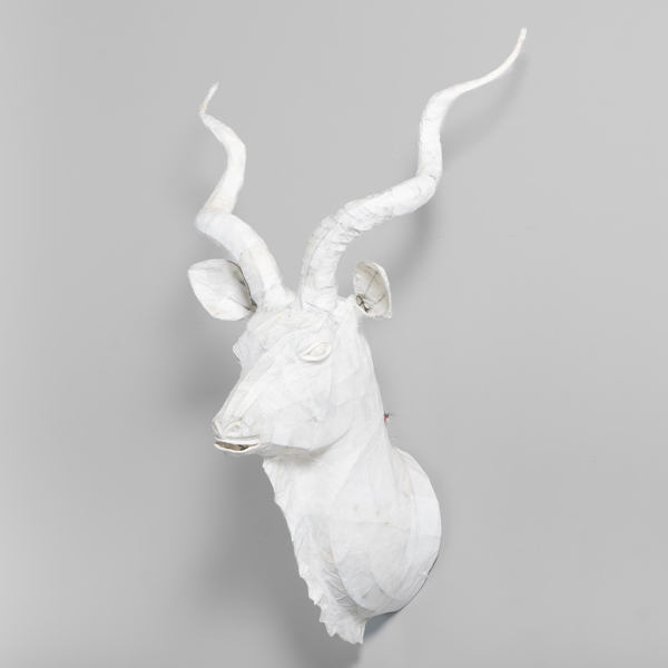 VÄGGTROFÈ, SAM WELE KAMATI