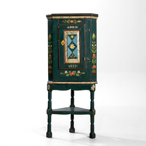 HÖRNSKÅP MED BENSTÄLLNING